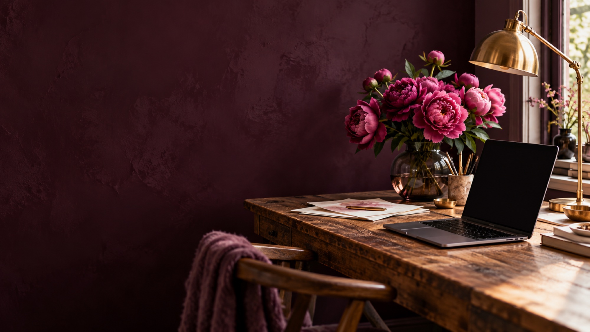 Atelier mit Pfingstrosen und Messinglampe